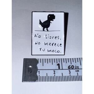 No llores, no merece to maco Pin Brooch
